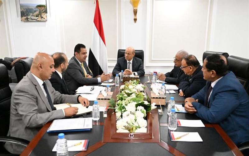 العليمي يكشف عن تطورات متسارعة ويشدد على استجابة مؤسسات الدولة لها