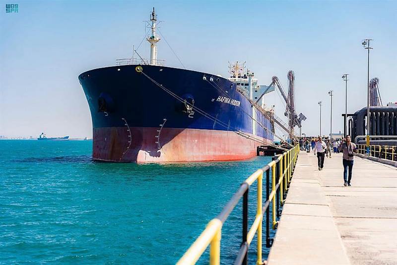 منحة نفطية سعودية تصل ميناء الزيت بعدن