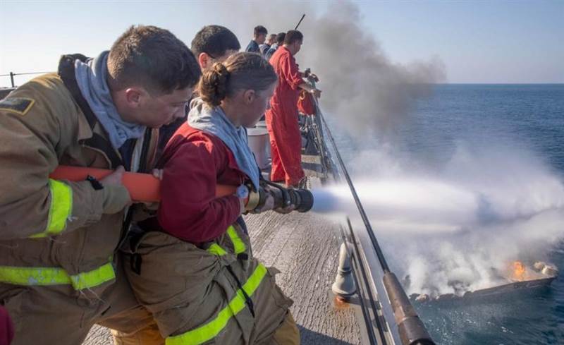ABD Donanması, Aden Körfezi'nde teknesi yanan üç Yemenliyi kurtardı