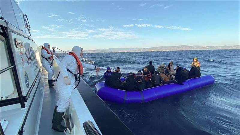 خفر السواحل التركي ينقذ 135 مهاجرًا صدتهم اليونان