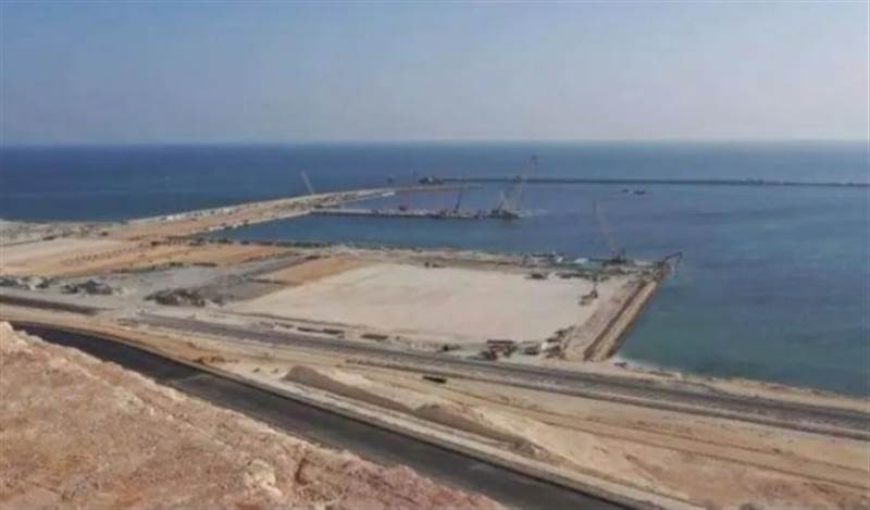 "الزبيدي" و"طارق صالح".. ميناء رأس العارة يُفجّر خلافات حادة بين "أدوات الامارات"