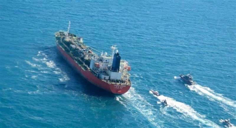 رويترز.. طائرة مسيرة حاصرت سفينة في خليج عمان