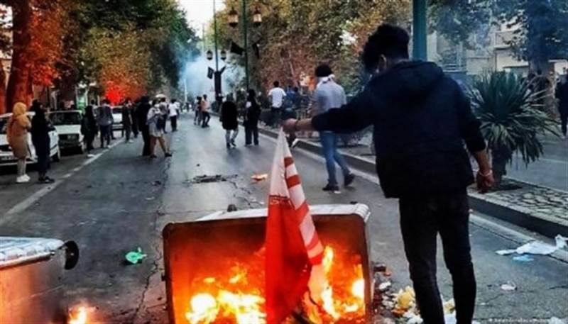 تصاعد الاحتجاجات الإيرانية وأنباء عن مقتل 13 متظاهرا خلال الـ24 ساعة الماضية في اشتباكات مع قوات الأمن