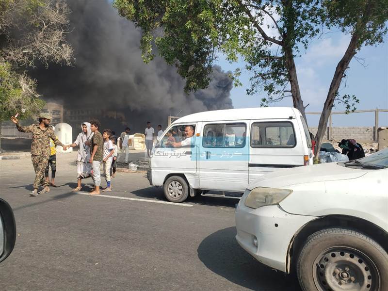 حريق يلتهم مخيما للنازحين الافارقة في مدينة عدن