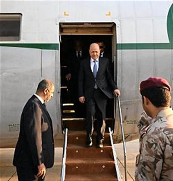 رئيس مجلس القيادة الرئاسي يعود الى عدن
