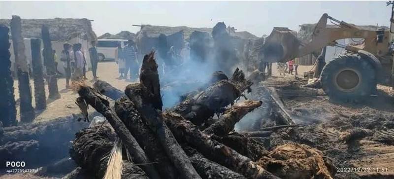Hudeyde kentinde yerinden edilen sivillerin kampında yangın