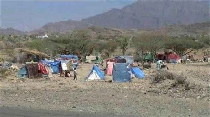 مليشيات الحوثي تفتتح العام الجديد باستهداف مخيما للنازحين غرب تعز