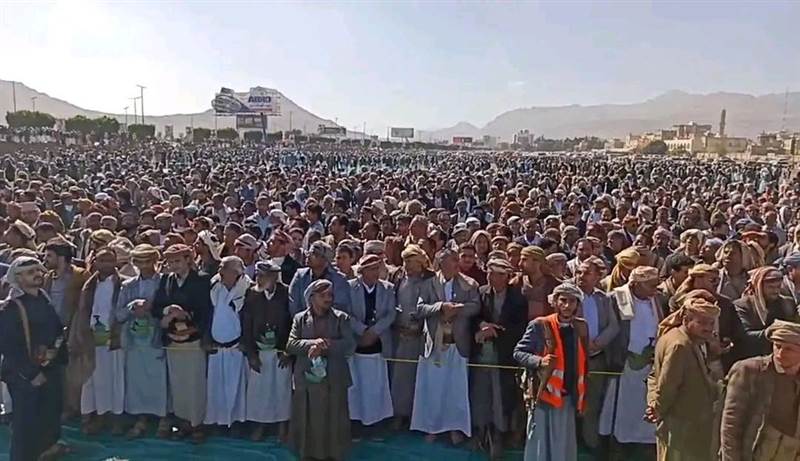 في مشهد جنائزي مُهيب.. آلاف اليمنيين يشيعون جثمان الشيخ صادق الأحمر بالعاصمة صنعاء (صور)