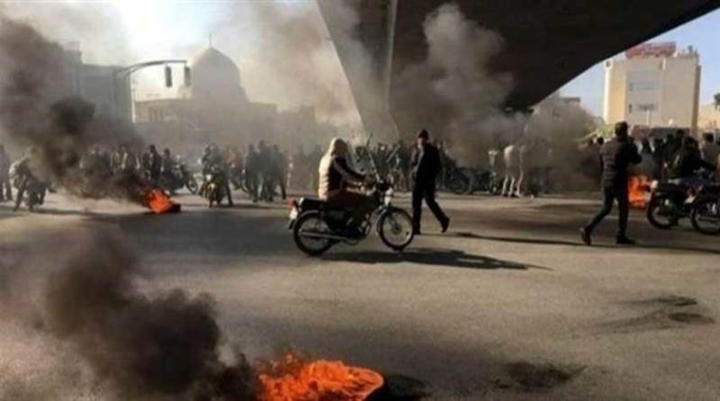 الاحتجاجات الإيرانية تتجدد والقضاء يصدر ثلاثة أحكام إعدام بحق محتجين