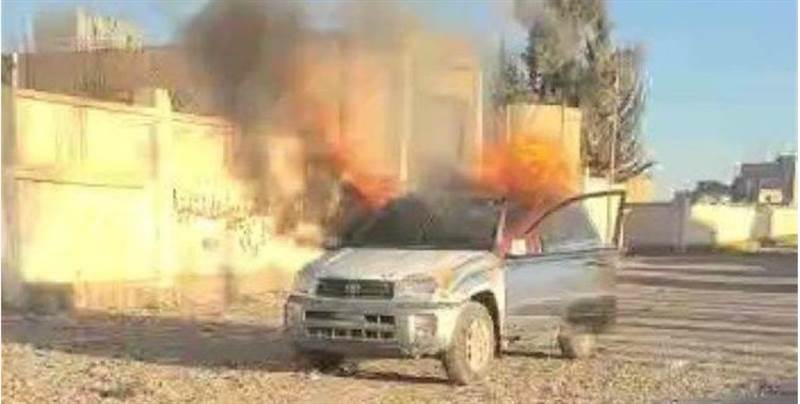 Yemen’de adaletsizliği protesto etmek isteyen bir kişi arabasını mahkeme önünde yaktı