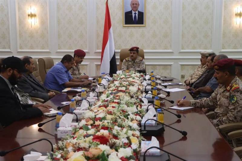 عدن.. وزير الدفاع يلتقي فريق العمليات في اللجنة العسكرية الأمنية المشتركة