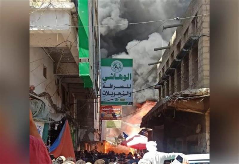 خلف خسائر مادية كبيرة.. نشوب حريق هائل في أحد أسواق محافظة البيضاء