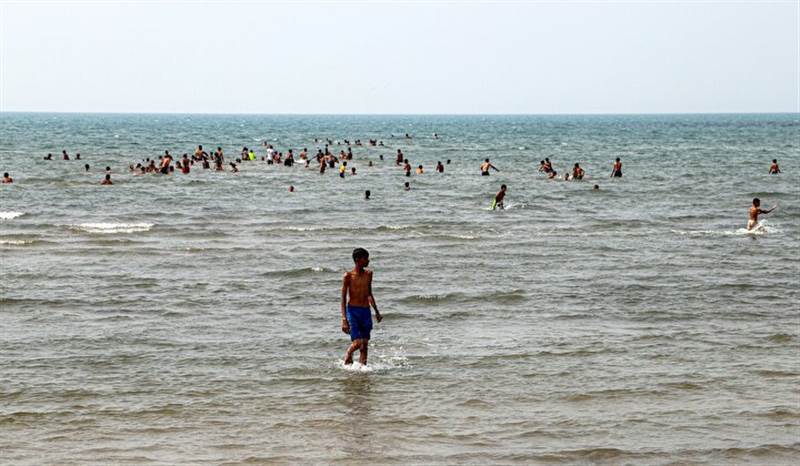 Yemen’de halk binlerce mayının temizlendiği sahile akın ederek denizin tadını çıkardı