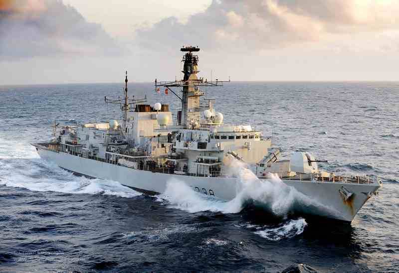 البحرية البريطانية تحبط تهريب شحنة أسلحة إيرانية كانت في طريقها لمليشيات الحوثي