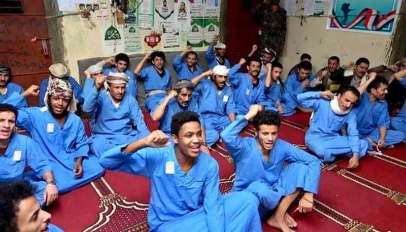الإفراج مقابل القتال.. مليشيات الحوثي تستقطب عشرات السجناء وتزج بهم للجبهات