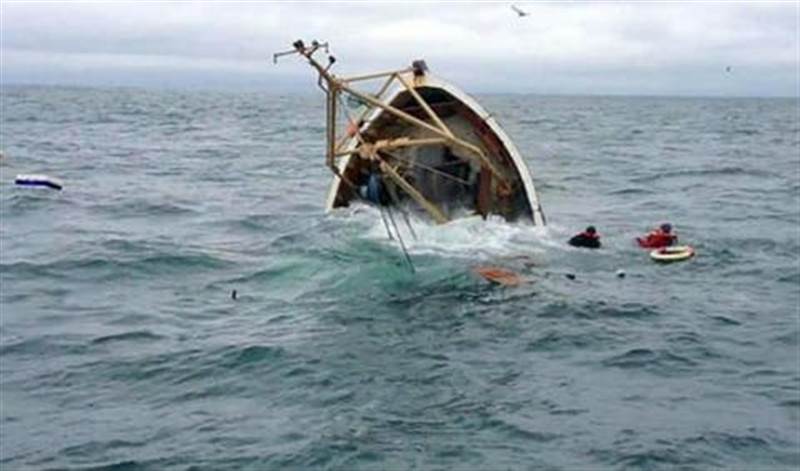 وفاة أكثر من 10 أشخاص بينهم نساء وفقدان آخرين إثر حادث غرق في البحر الاحمر