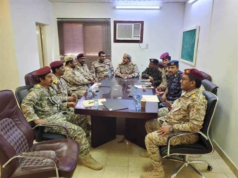 عقب لقائهم بالرئيس العليمي.. قادة الجيش والأمن بشبوة يعقدون اجتماعاً في الرياض