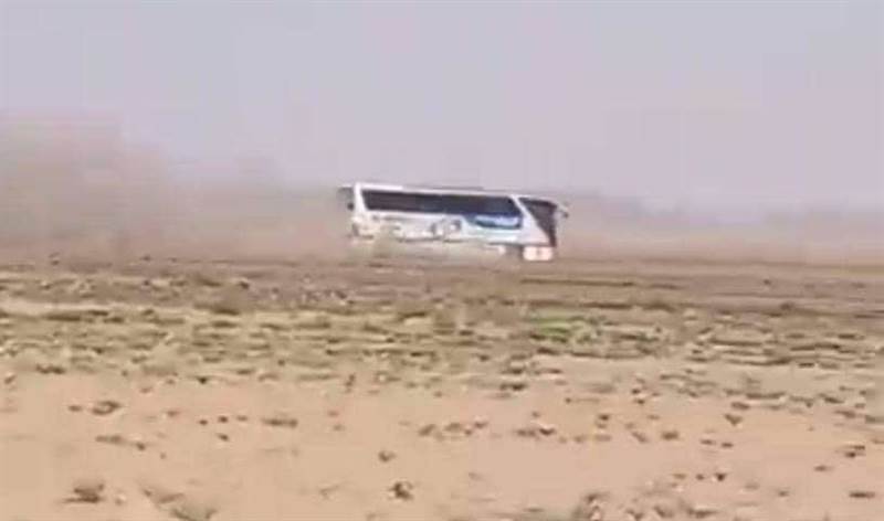 مليشيات الحوثي تستهدف حافلة نقل جماعي على الطريق الصحراوي بمحافظة الجوف