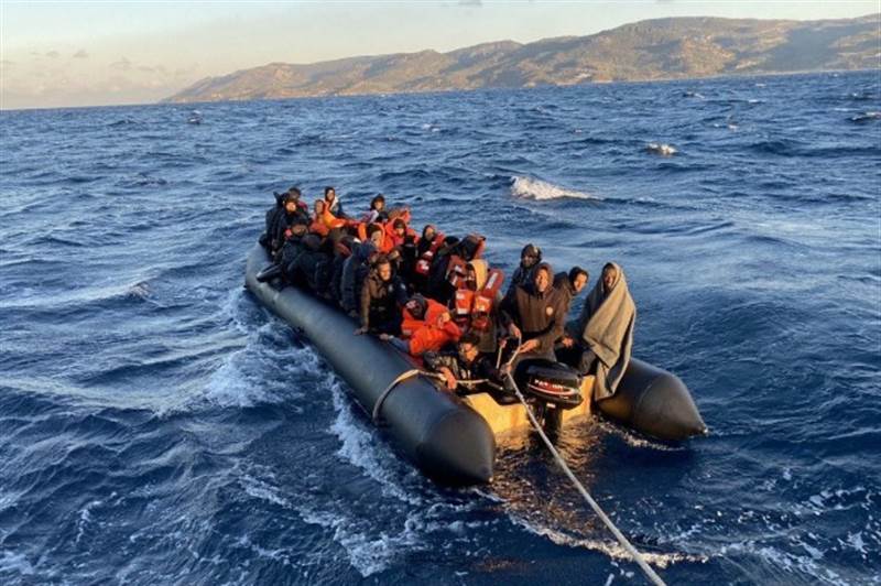 Yunan unsurlarınca ölüme terk edilen aralarında Yemenlilerin de olduğu  46 kaçak göçmen kurtarıldı