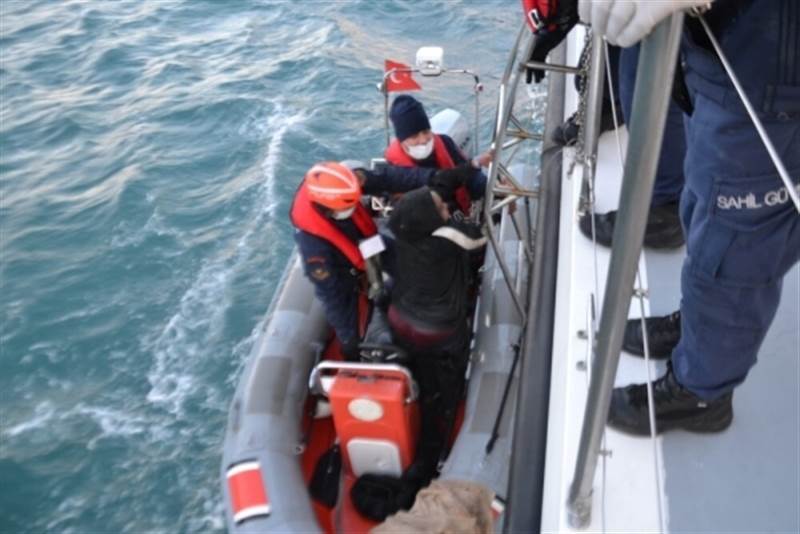 بينهم يمنيين.. خفر السواحل التركية تنقذ مهاجرين أثناء محاولتهم الهجرة عبر البحر