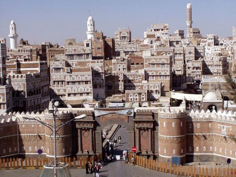 تضم مئات المحلات الاثرية.. الحكومة تحذر من إقدام المليشيا الإرهابية على هدم أسواق تاريخية في صنعاء القديمة