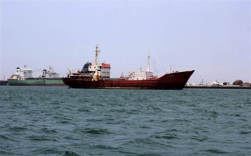 تعرض سفينة شحن لهجوم مسلح قبالة السواحل اليمنية