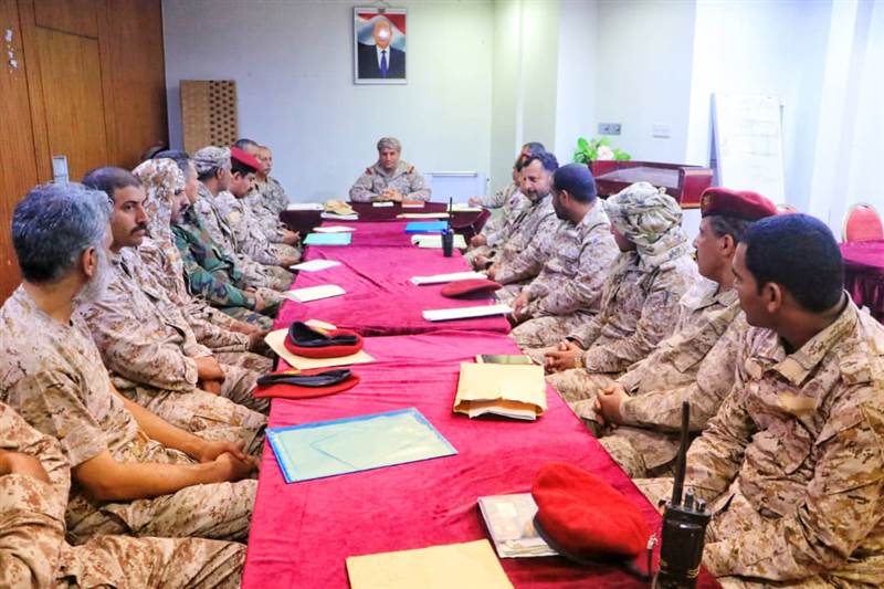 أشاد بتصدي قوات الجيش للهجمات الحوثية.. قائد المنطقة العسكرية الثالثة يعقد اجتماعًا بقادة الوحدات والمحاور العسكرية بالمنطقة