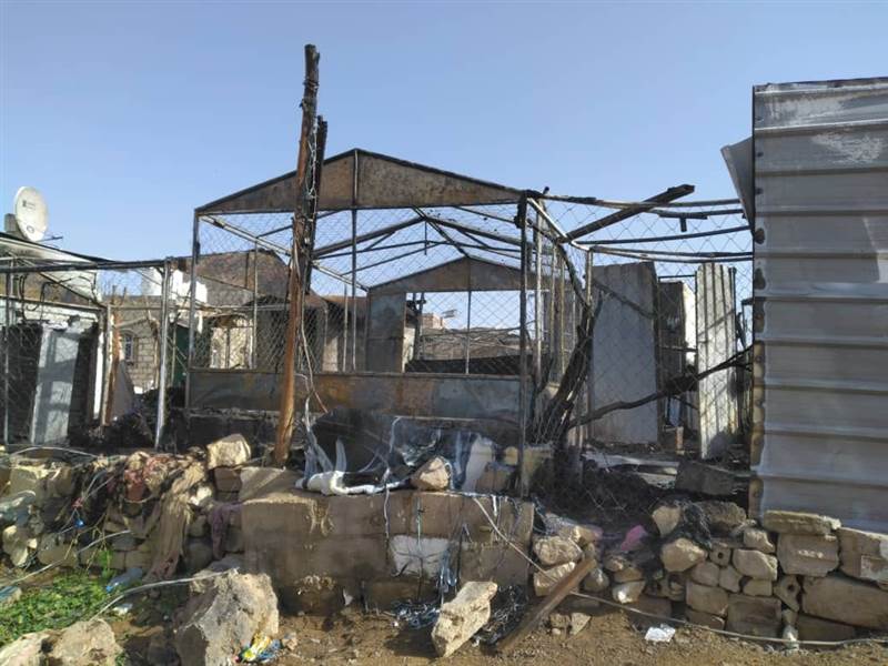 تسبب بوفاة امرأة.. حريق يلتهم ماوى 7 أسر في محافظة مأرب