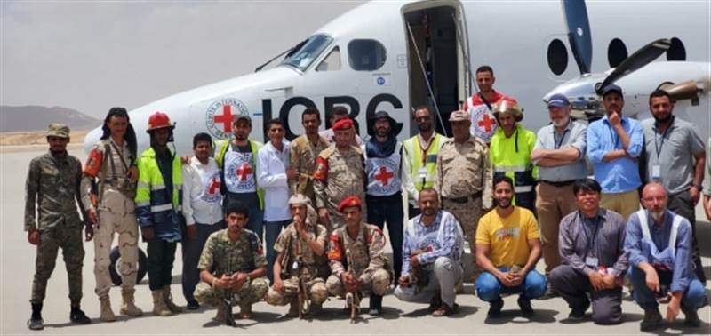 للمرة الثانية.. طائرة تابعة للصليب الأحمر تهبط في مطار تداوين العسكري بمأرب