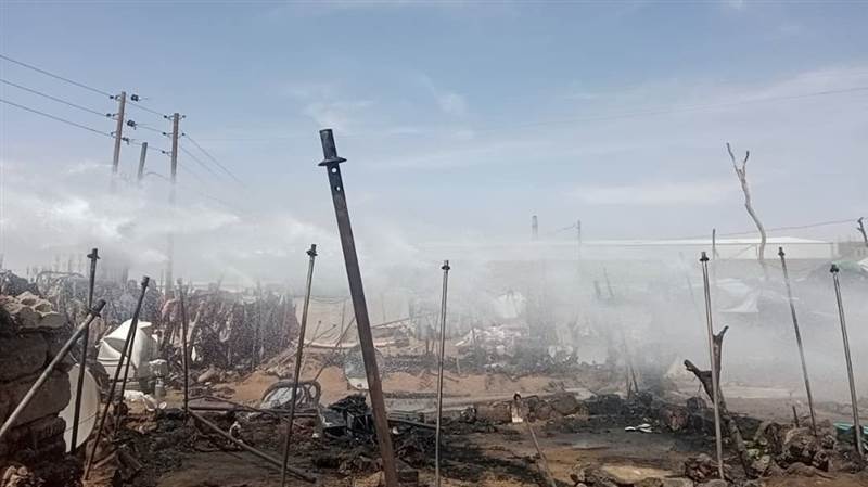 الحريق يلتهم 12 مسكنا للنازحين في مدينة مأرب