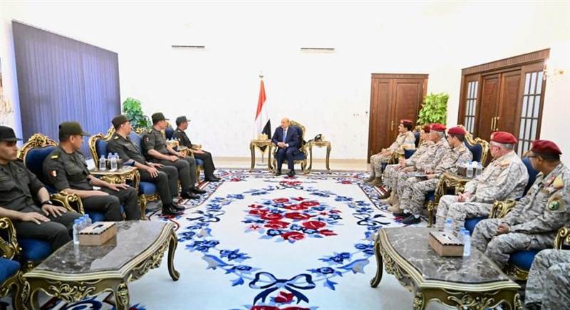 رئيس مجلس القيادة الرئاسي يستقبل في عدن وفداً عسكرياً مصرياً رفيع المستوى