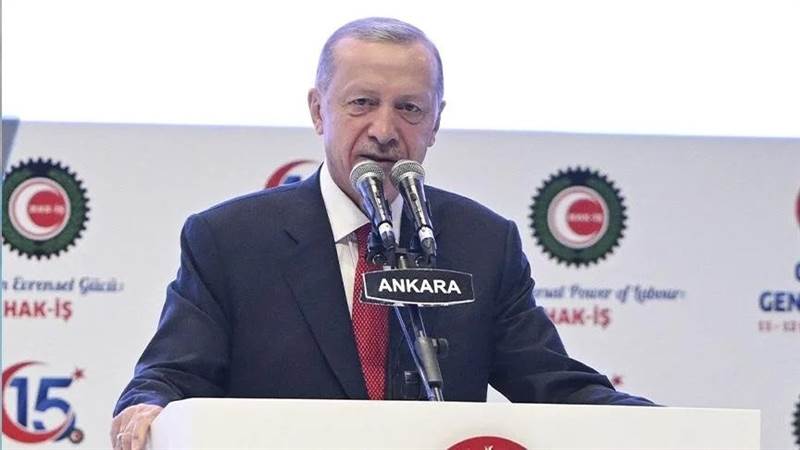 أردوغان يتعهد بجعل تركيا أكثر حرية وأمانًا وازدهارًا ويعلن زيادة رواتب موظفي الخدمة المدنية