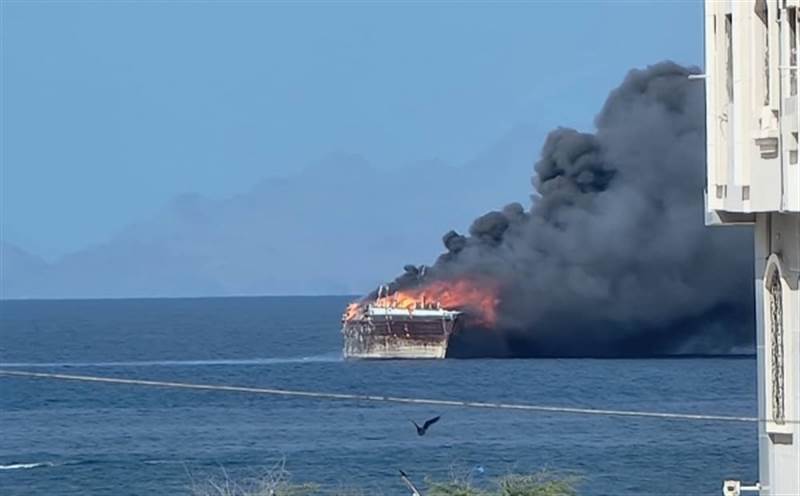 حريق يلتهم قارب صيد قبالة سواحل مدينة المكلا