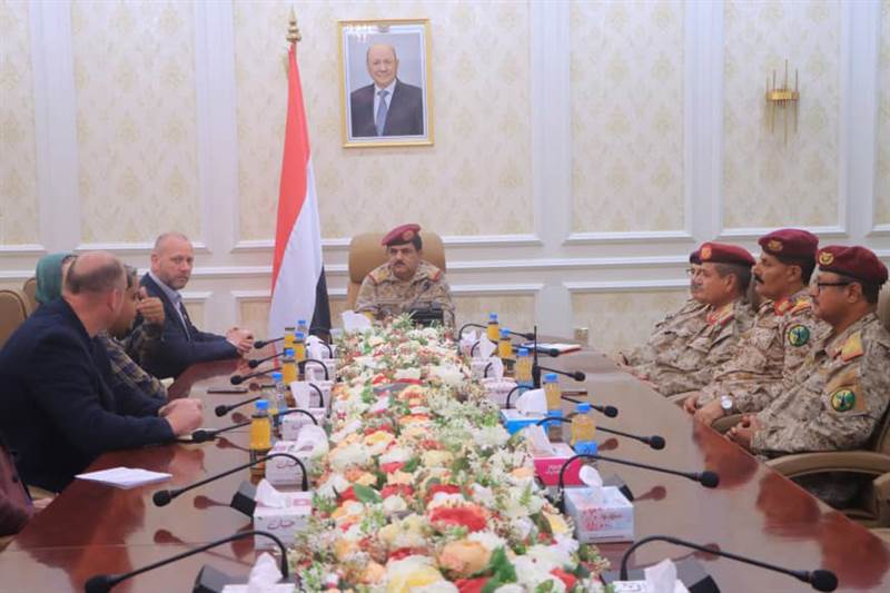 وزير الدفاع يبحث مع الوفد البريطاني دعم خفر السواحل اليمنية