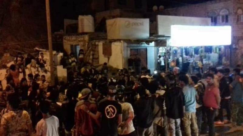 مواطنون في عدن يحتفلون بعيد الوحدة ويهتفون "بالروح بالدم نفديك يا يمن"(فيديو)
