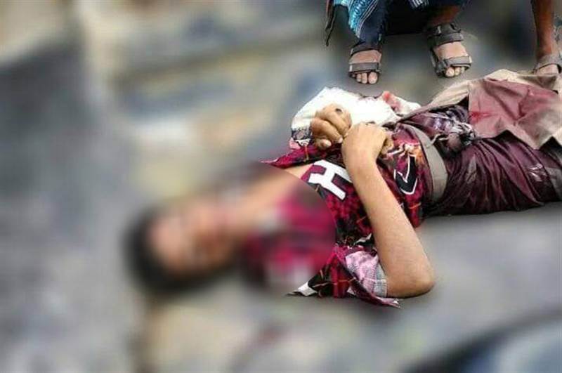 مسلح حوثي يقتل مواطن في أحد مراكز تسليم المساعدات الإنسانية بتعز
