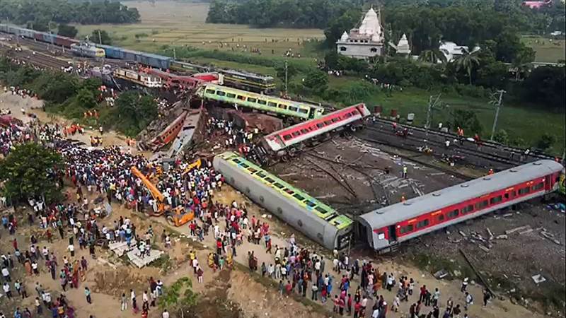 ارتفاع حصيلة ضحايا تصادم 3 قطارات في الهند إلى 288 قتيلا