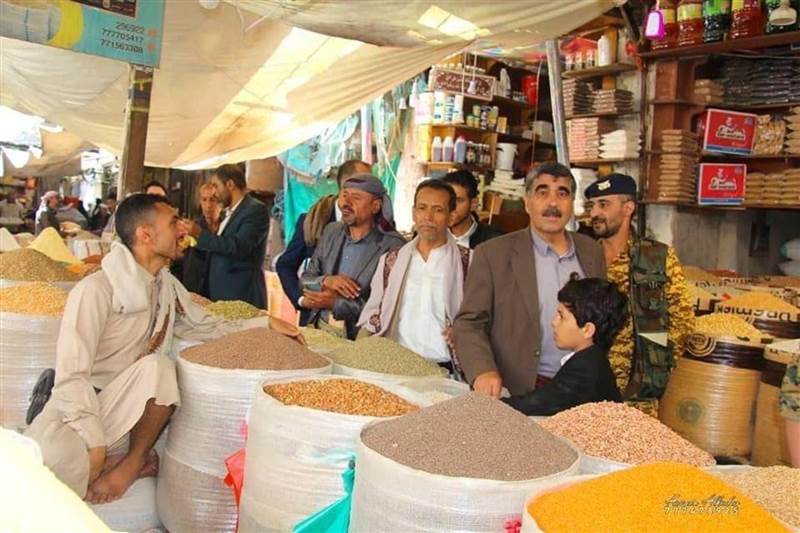 مليشيات الحوثي تداهم الأسواق لابتزاز التجار تحت ذريعة فرض تسعيرة جديدة للسلع