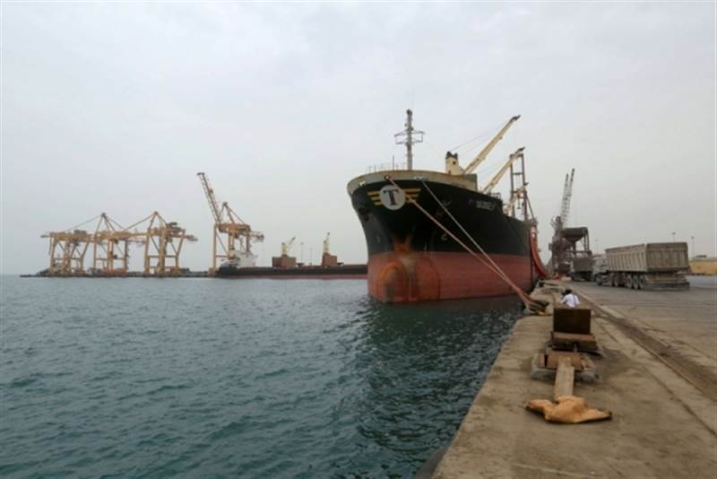 مليشيات الحوثي الإرهابية تختطف عددا من السفن التجارية في موانئ الحديدة
