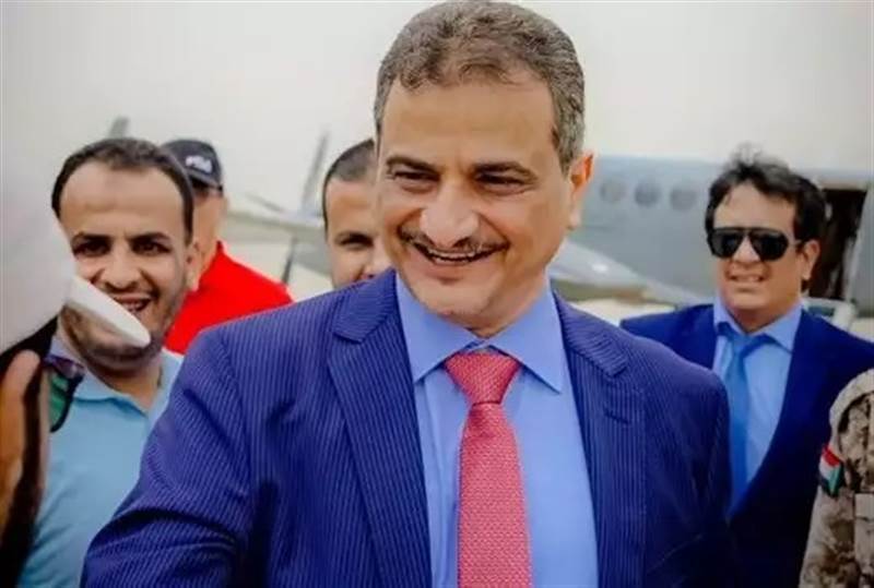 رئيس مجلس القيادة الرئاسي يستدعي محافظ عدن على خلفية احراق مواطن نفسه بعدن