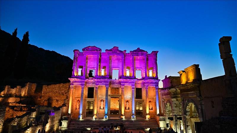 تركيا.. مدينة "أفَس" الأثرية المضاءة تسحر زوارها
