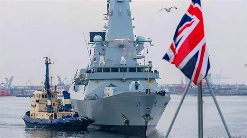 البحرية البريطانية تكشف عن اقتراب زورقان يحملان أسلحة من سفينة قرب ميناء الصليف على البحر الأحمر