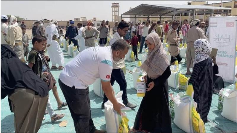 Türkiye’den Yemen’e temiz su ve gıda yardımı
