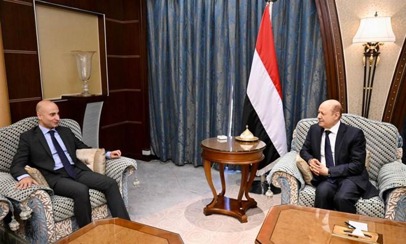 العليمي يؤكد حرص الحكومة اليمنية على استعادة السيطرة بشكل عاجل على أسواق الصرف