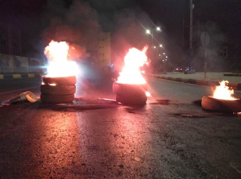Aden’de ekonomik çöküşü ve hizmetlerin kötüleşmesini kınayan protestolar  üçüncü gününde devam ediyor