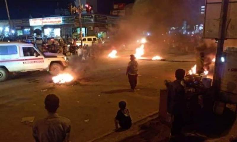 عدن.. تواصل الاحتجاجات الليلية بسبب انقطاع الكهرباء وتردي الخدمات