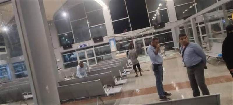إصابة مسافرين جراء انهيار جزءًا كبيرًا من واجهة مطار عدن الزجاجية
