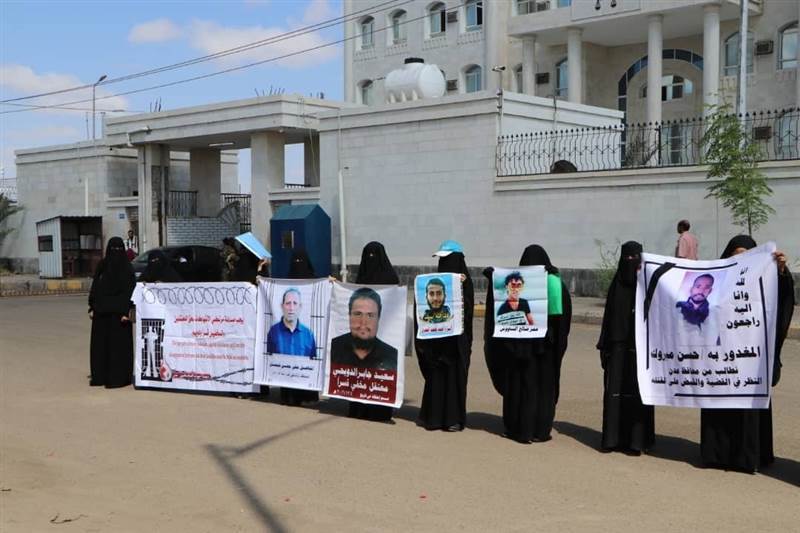 أمهات المختطفين تكشف عن تعرض 6 معتقلين للتعذيب في سجون الحوثي بصنعاء
