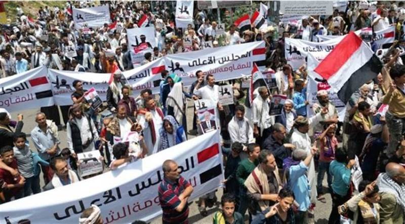 Direniş meclislerinin birleşmesine destek için binlerce Yemenli Taiz'deki Özgürlük Meydanı'nda toplandı