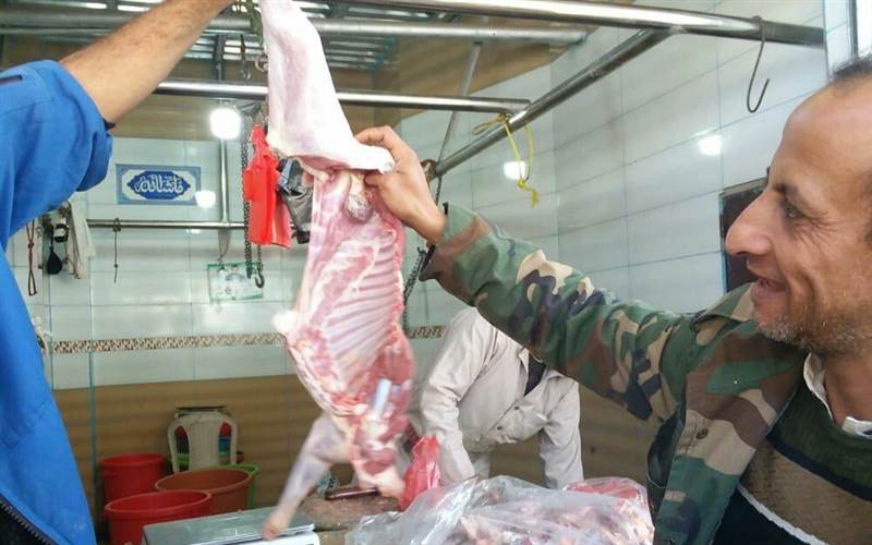 اللحوم تستعصي على اليمنيين وتملأ موائد أثرياء الحرب